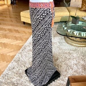 ♥️ Black & White Tribal Maxi Skirt with Coral Embroidered Waist & Tie. NWOT ♥️